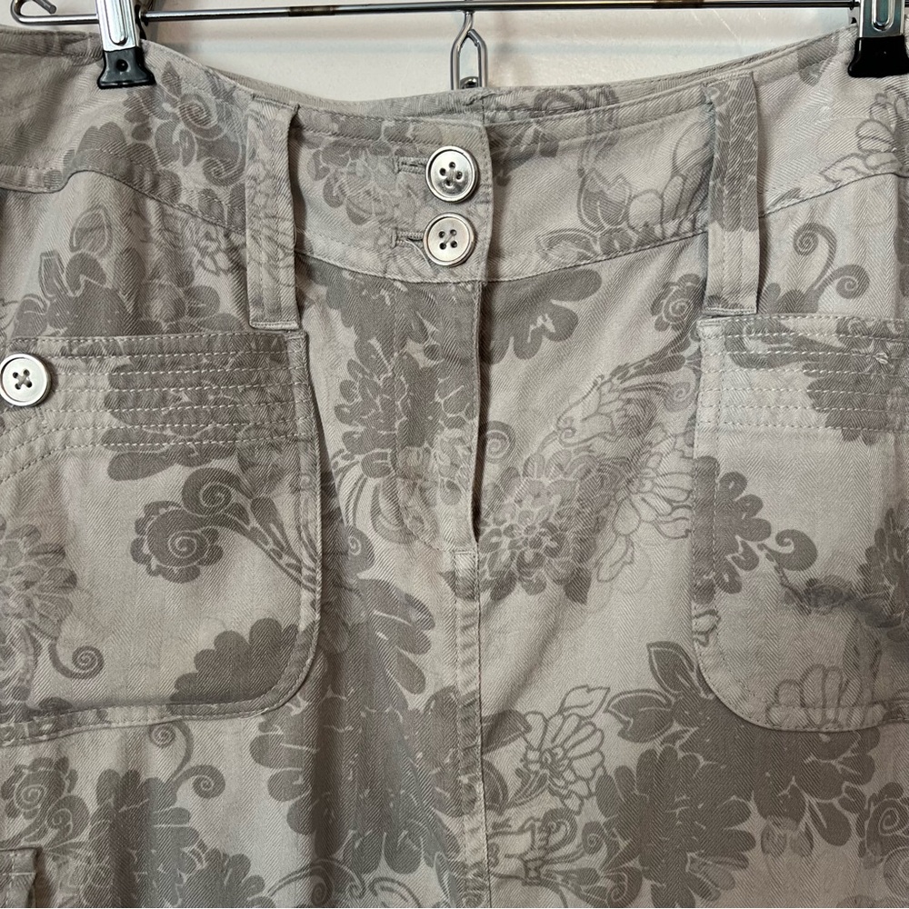 White House Black Market -Gray Floral Mini Skirt 
Size 6 —100% Silk - Picture 2 of 5